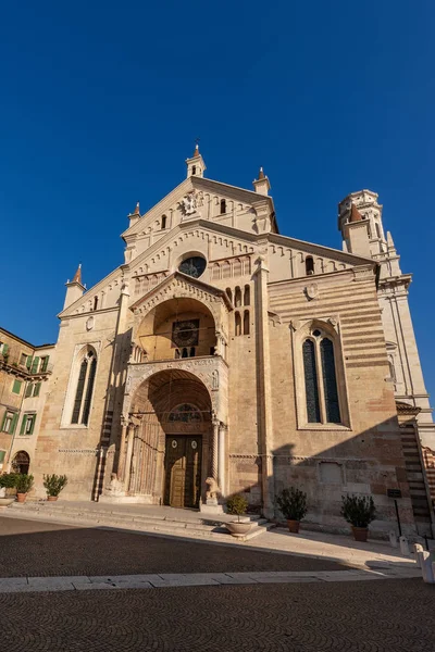 Fachada de la Catedral de Verona - Veneto Italia — Foto de Stock