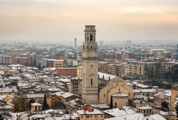 Cityscape de Verona no inverno com neve - Itália — Fotografia de Stock