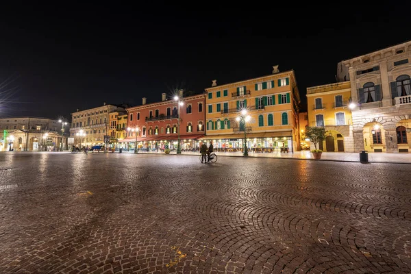 Centre-ville de Vérone Italie Piazza Bra la nuit — Photo