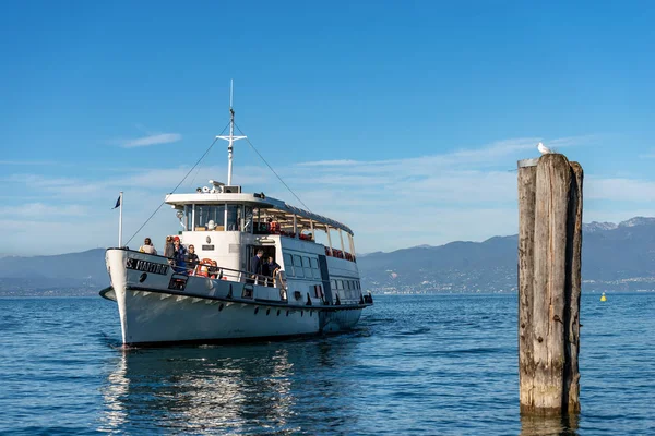 Barco de ferry en el lago de Garda - Lazise Italia — Foto de Stock