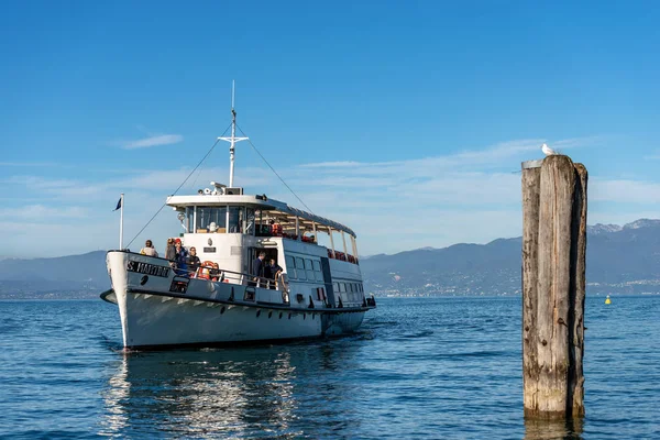 Traghetto sul Lago di Garda - Lazise Italia — Foto Stock