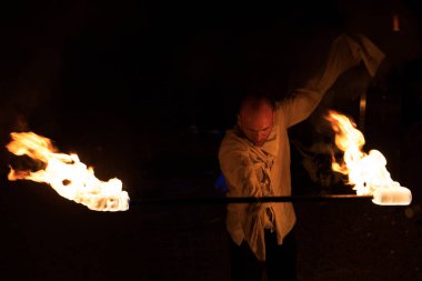 Sokak sanatçı - yangın performansı hemen hemen