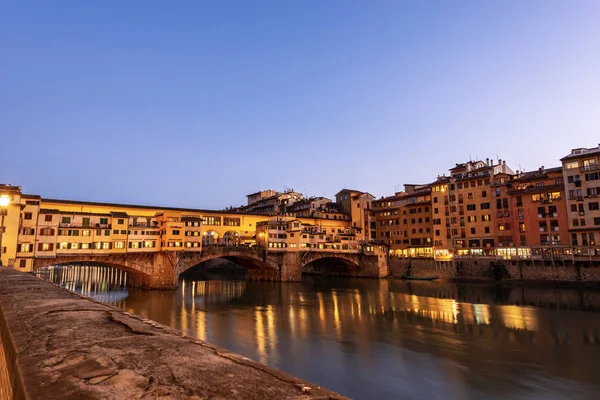 Ponte Vecchio en de Arno rivier - Florence Italië — Stockfoto
