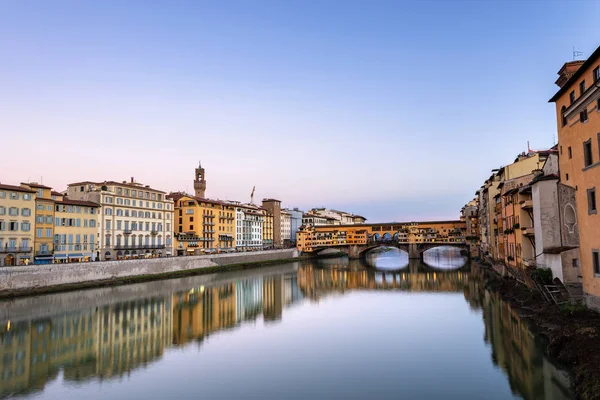 Ponte Vecchio och floden Arno - Florens Italien — Stockfoto