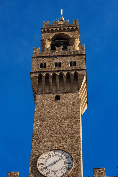 Часовая башня Палаццо Веккио во Флоренции Италия — стоковое фото