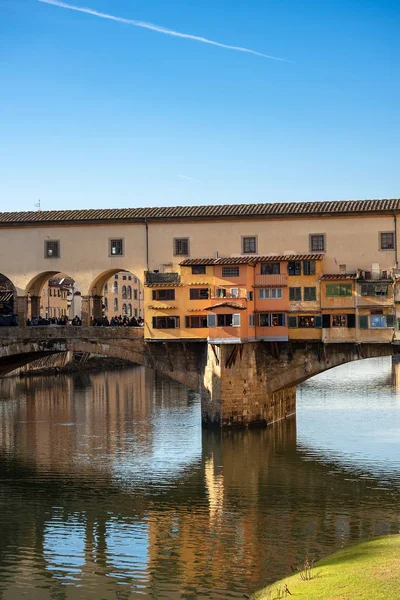 Florence Italy - Ponte Vecchio och floden Arno — Stockfoto