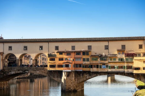 Florence Italy - Ponte Vecchio och floden Arno — Stockfoto