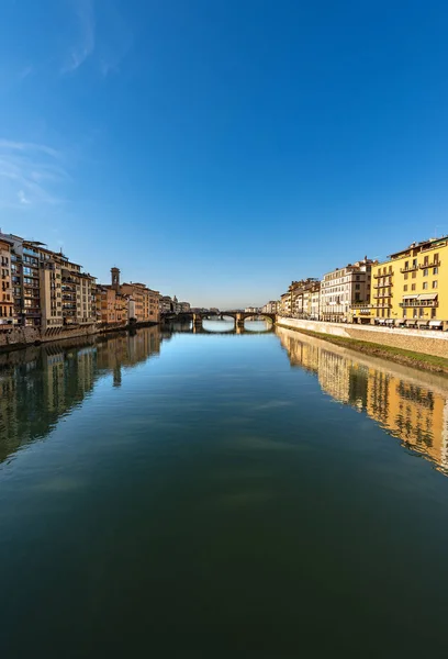 Florence Italië - rivier de Arno en de Santa Trinita brug — Stockfoto