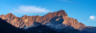 Carrara beyaz mermer ocakları ile Apuan Alps