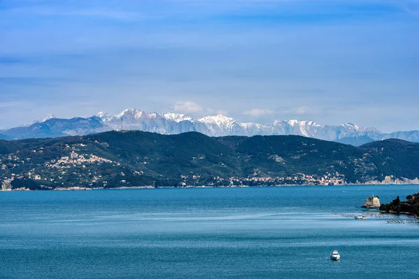 Golfo de La Spezia con mar y Alpes Apuanos - Italia — Foto de Stock