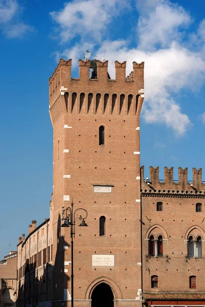 Stadhuis van Ferrara en toren van de overwinning - Italië — Stockfoto