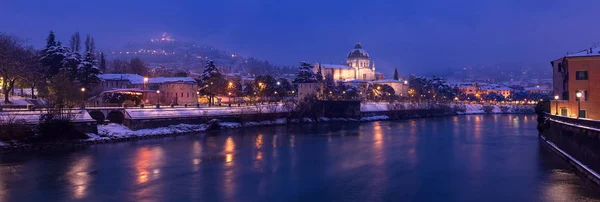 Verona w nocy ze śniegiem - Włochy rzeki Adige — Zdjęcie stockowe