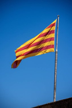 Senyera-Katalonya bayrağı rüzgar sallıyor