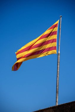 Senyera-Katalonya bayrağı rüzgar sallıyor