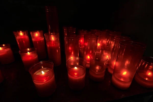Червоні вотивні свічки в церкві — стокове фото