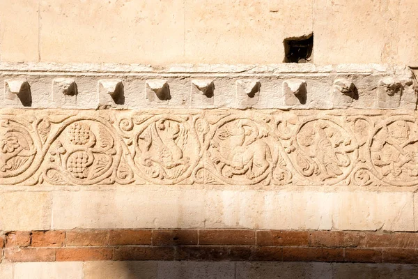 Detail of Verona cathedral - XII century Italy — Stock Photo, Image