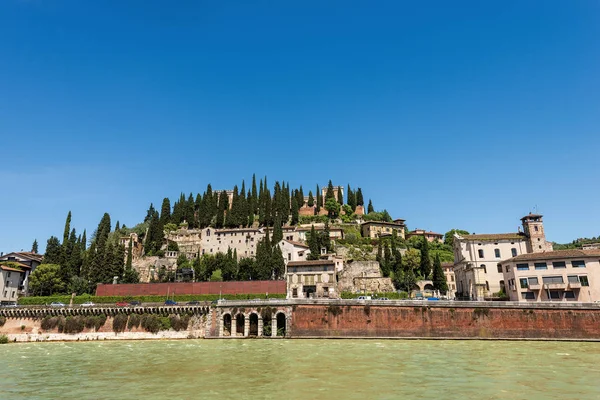 San Pietros och den romerska teaterns kulle-Verona Italien — Stockfoto