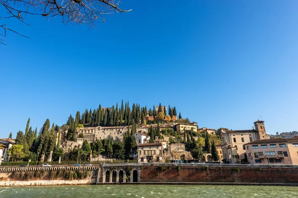 San Pietros och den romerska teaterns kulle-Verona Italien — Stockfoto