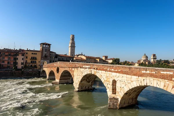 Ponte Pietra y el río Adige en Verona Italia —  Fotos de Stock