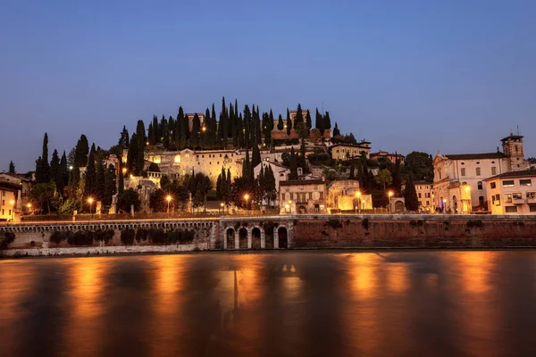 San Pietros och den romerska teaterns kulle-Verona Italien — Stockfoto