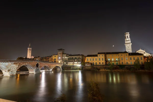 Ponte Pietra e Rio Adige à noite - Verona Itália — Fotografia de Stock