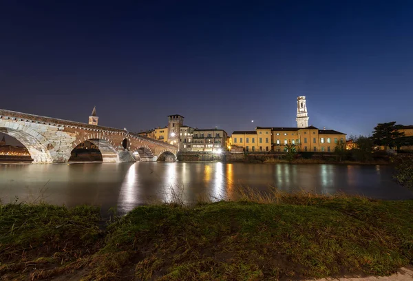 Ponte Pietra e Rio Adige à noite - Verona Itália — Fotografia de Stock