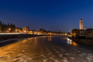 Gece Verona ve adige Nehri-Veneto Italya