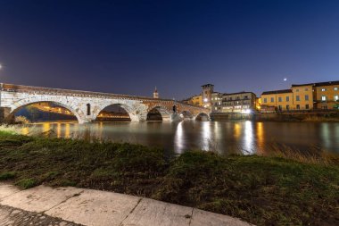 Gece Ponte Pietra ve adige Nehri-Verona Italya