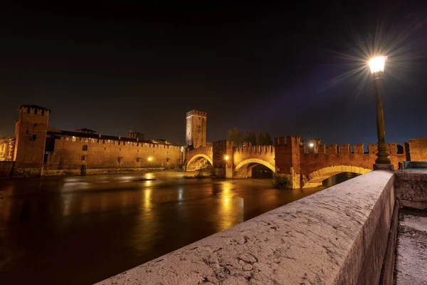 Castelvecchio-medeltida gamla slottet i Verona Italien — Stockfoto