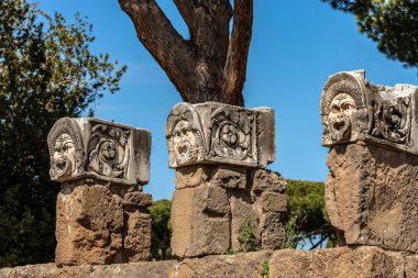 Tiyatro maskeleri - Roma amfitiyatrosu Ostia Antica - Roma İtalya