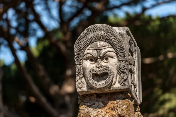 रंगमंच मुखौटा - रोमन एम्फीथिएटर Ostia Antica - रोम इटली — स्टॉक फ़ोटो, इमेज
