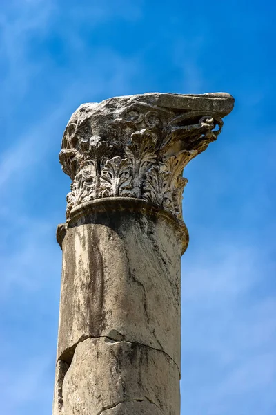 Kolona s vlastním kapitálem v Corinthianském stylu-Ostia Antica Řím — Stock fotografie