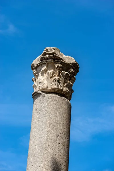 Kolona s vlastním kapitálem v Corinthianském stylu-Ostia Antica Řím — Stock fotografie