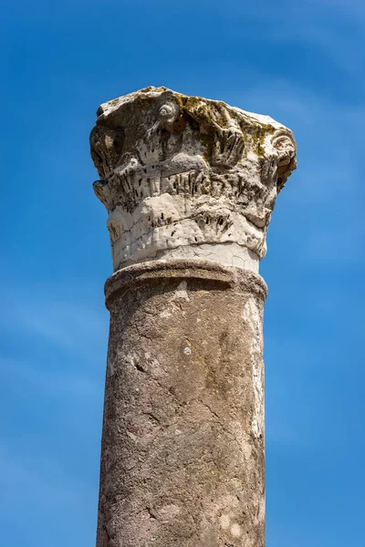 Zuil met hoofdstad in Korinthische stijl-Ostia Antica Rome — Stockfoto