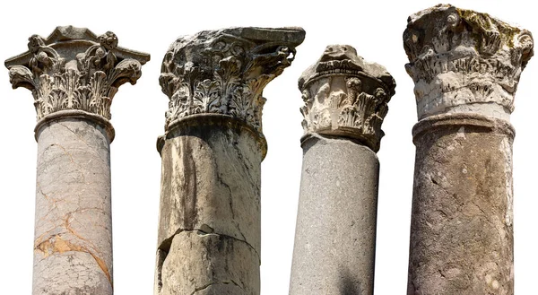 Sloupce s velkými písmeny v Corinthském stylu izolované na bílém — Stock fotografie