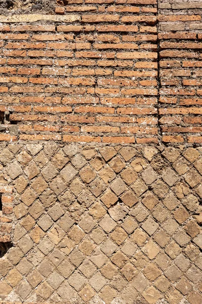Antigua muralla de ladrillo romano en Ostia Antica Roma Italia — Foto de Stock