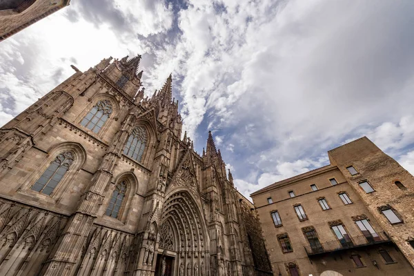 Fachada de estilo gótico de la Catedral de Barcelona - España —  Fotos de Stock