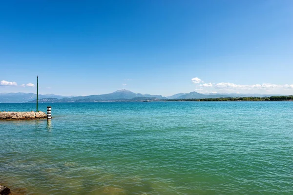 Garda-tó a közelben Peschiera-Veneto Olaszország — Stock Fotó
