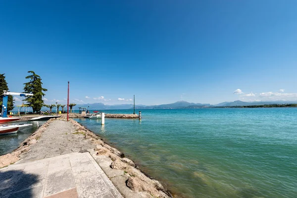 Gardasjön nära Peschiera stad-Veneto Italien — Stockfoto