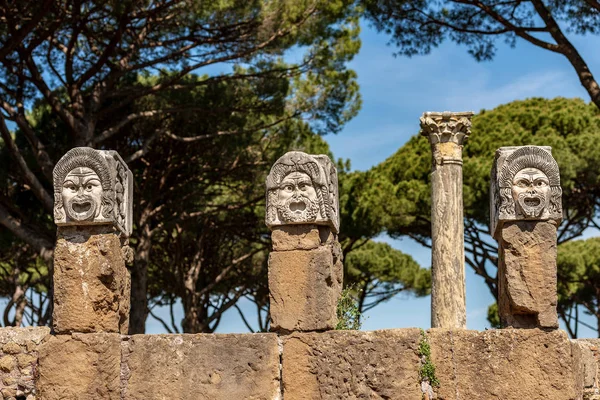 Színházi maszkok-római amfiteátrum Ostia Antica-Róma Olaszország — Stock Fotó