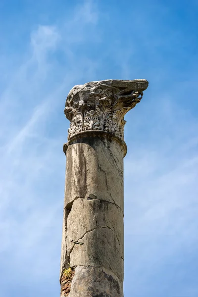 Coluna com capital em estilo coríntio - Ostia Antica Roma — Fotografia de Stock