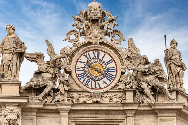 Basílica de San Pedro Reloj y Escudo de la Ciudad del Vaticano —  Fotos de Stock
