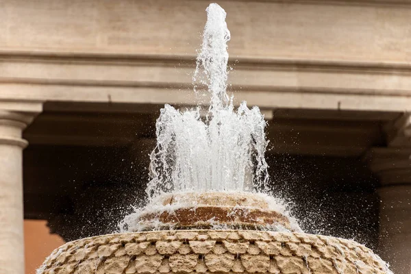 De fontein van Bernini in het Sint-Pietersplein-Vaticaanstad — Stockfoto