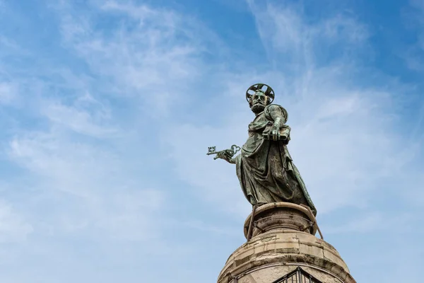 Statue des heiligen peter - trajansäule in rom italien — Stockfoto