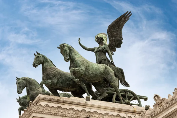 Крылатая победа и Quadriga - Altare della Patria - Рим Италия — стоковое фото