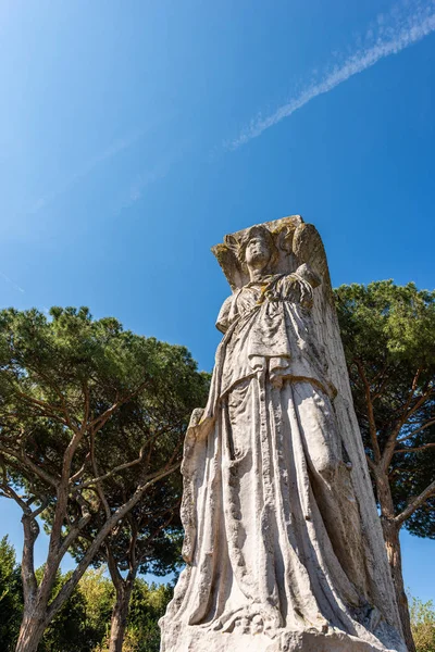Standbeeld van de gevleugelde Minerva overwinning-Ostia Antica-Rome Italië — Stockfoto