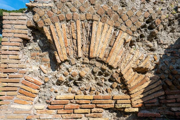 Roomalaisen rakennuksen vanhat rauniot - Ostia Antica Rome Italia — kuvapankkivalokuva