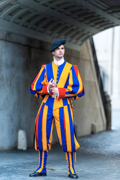 Garde suisse pontificale avec épée - Cité du Vatican - Rome — Photo