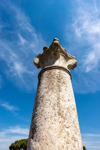 Římský sloupek s kapitálově-Ostia Antica Řím Itálie — Stock fotografie