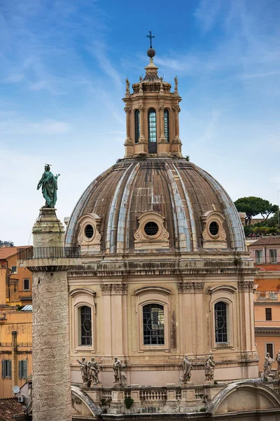 Coluna Trajano e Igreja de Santissimo Nome di Maria al Foro - Roma Itália — Fotografia de Stock
